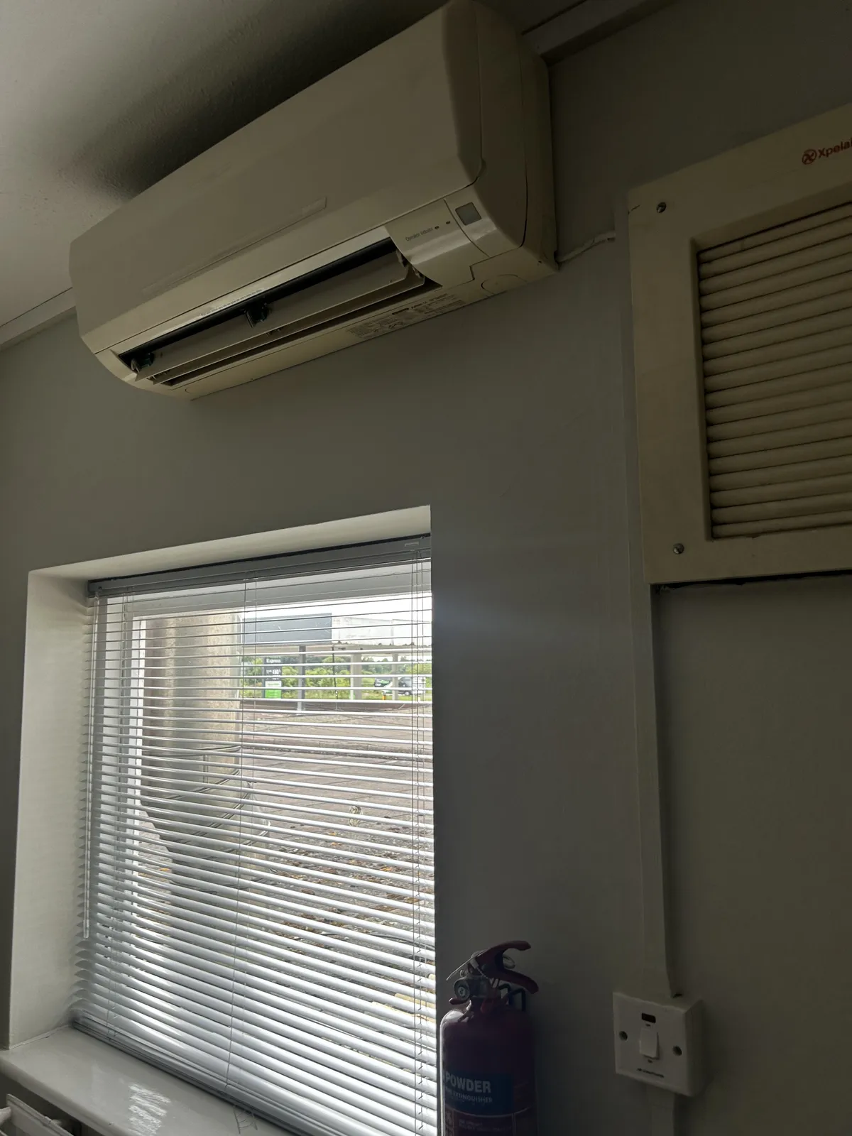 Indoor air-conditioning unit in a commercial room